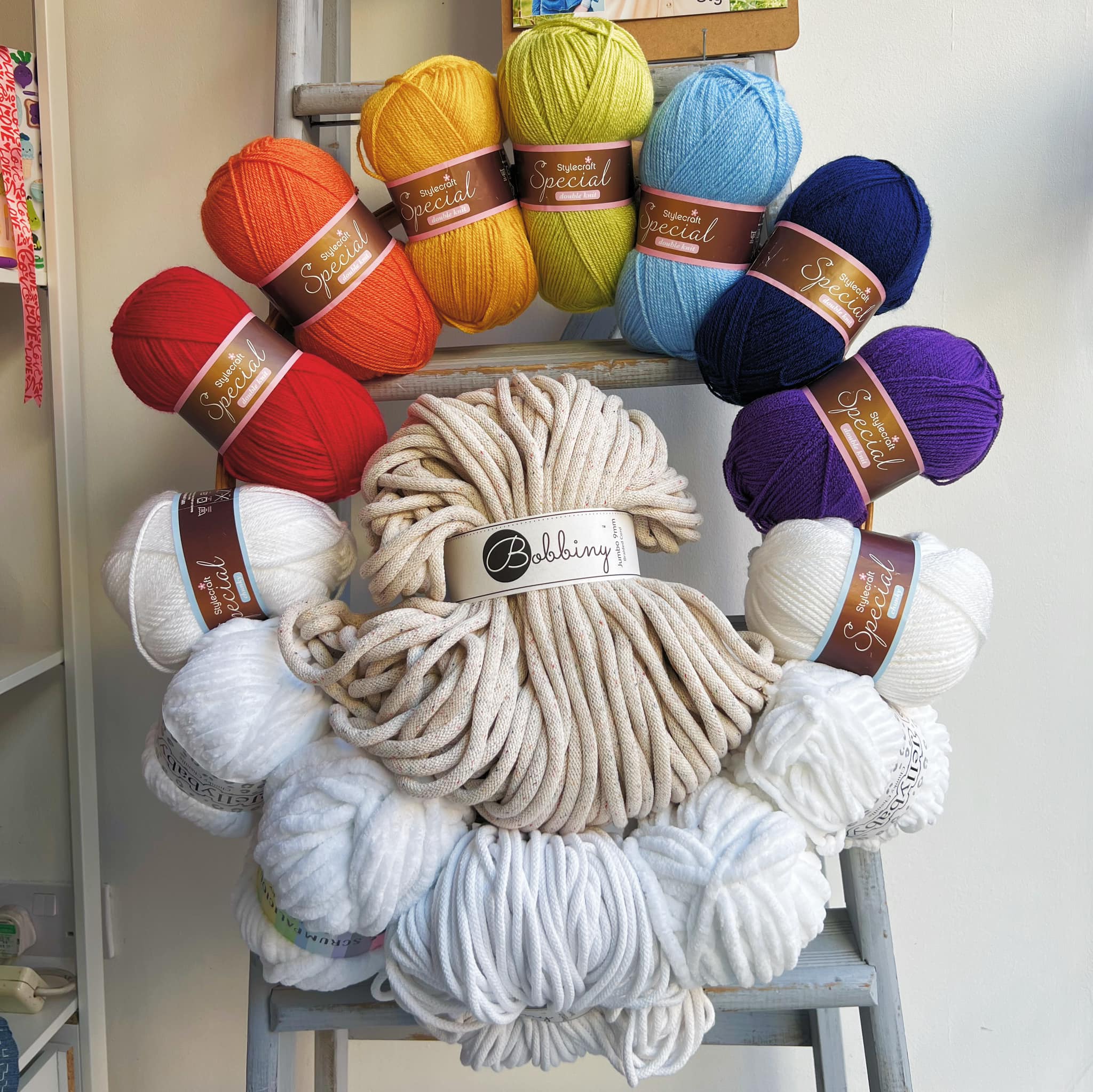 A circle of yarns of wool